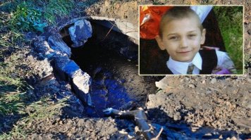 вот это хорошо, что быстро взрослые среагировали, что ребёнок полностью не ушёл в это месиво. 
У нас был случай , пропал мальчик 7ми лет, по дороге из школы. Из школы вышел - домой не пришёл. Городок у нас маленький, такая новость была тут же распространена по всему городу, району. Начались поиски. Поисковые бригады обшарили все что могли. все пустыри, все лесополосы. Несколько дней были розыскные действия. В конечном итоге выяснилась информация от девочки на глазах, у которой погибал мальчик. Они шли после школы, мальчик провожал девочку до дома. Вдоль их маршрута находилась яма с мазутом, они остановились около неё, игрались. У Димы выпала монетка, денежка (как сообщила девочка) в эту яму. Дима полез за ней, и упал туда. Естественно пытался вылезти, но увяз и остался там. Девочка то ли от бестолковости, то ли от испуга и шока, две недели ничего не рассказывала ни психологам ни полиции.