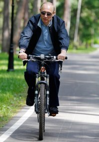 Велосипедист пытался проехать через дорогу в центре Нью-Йорка. То, что произошло далее вас удивит