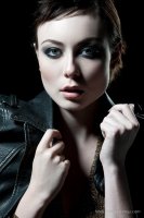 Тоже вполне себе актриса, пусть и не особо гремящего в СМИ жанра.