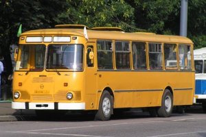 обожаю ретро автомобили,автобусы и троллейбусы.вспоминается детство.у меня отец всю жизнь за баранкой либо грузовика,либо автобуса.самый любимый конечно же лиаз 677.любил сидеть впереди на боковом сидение и смотреть через стекло в кабину.еще помню этот не забываемый звук двигателя,этот "колокольный" звон))