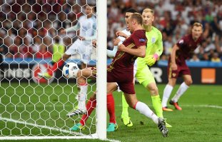 Англия -Россия 1:1.Сыграли вполне достойно,учитывая что Англия один из фаворитов турнира.Кто ни-нибудь из тех пустобрёхов,что активно поливали грязью и насмешками сб. России в этой теме,найдёт в себе мужество признать свою болтовню ошибочной и хотя-бы не извиниться,нет,хотя-бы пожелать сборной дальнейших успехов?Сомневаюсь,потому как у м.у.д.о.з.в.о.н.о.в мужества не бывает