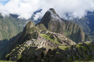 Множество людей мешает сделать красивые фото, но что делать? Количество туристов в мире неуклонно увеличивается... Остается выбирать время и ракурс. Для сравнения фото Мачу Пикчу в 6 утра или даже раньше и через пару часов, когда на несколько минут почти все выбежали из кадра :)