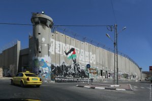 А ещё в Израиле есть другие красоты пейзажа! Которые весь мир старается не замечать! Загнали палестинцев в резервации, окружили их заборами, лишили людей воды и транспортных сообщений!