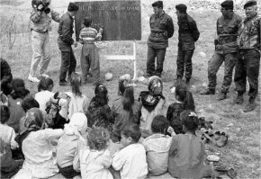 Под присмотром турецких офицеров курдские дети пишут на доске: "Как счастлив тот, кто называет себя турком"