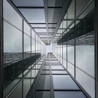 Никогда не приукрашивет действительности, говорите?
А как же эта фотка? Это же голимый фотошоп. Только вот отражения отфотошопить забыл :)