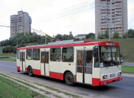 В моем родном городе ездили (да и до сих пор ездят) вот такие Шкоды (кроме старой)