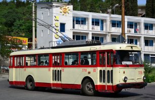 В моем родном городе ездили (да и до сих пор ездят) вот такие Шкоды (кроме старой)