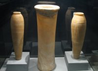 Еще у них были кувшины из диорита. Тонкостенные и с узким горлышком. Современные технологии не позволяют создавать такие кувшины. Диорит слишком прочен, чтобы его обработать так точно и не повредить изделие.