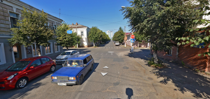 У зеленой машины главная дорога была, а у этих "петухов" вообще знак СТОП.
1. Вид со стороны движения зеленой машины.
2. Вид со стороны движения "петухов" на серой авто.

Заметил, что более агрессивные ублюдки всегда как правило не правы. На права учиться надо, а не покупать. Права и авто нужны не для понтов, а для боле быстрого и комфортного передвижения (в Москве для более комфортного передвижения с грузом ;) )
Увы, права не для умственноотсталых.