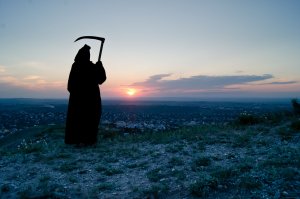 Смерть не любит, когда ее дразнят... Она и так придет к каждому, рано или поздно. Так зачем самому, специально приближать ее появление?)