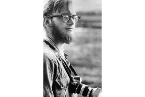 Майкл Рокфеллер (18 мая 1938 — предположительно 1961) — американский этнограф и антрополог, исследователь, сын известного политика и банкира Нельсона Олдрича Рокфеллера, пропал без вести во время экспедиции в Новой Гвинее.Майкл Рокфеллер отправился в экспедицию осенью 1961 года вместе с голландским этнографом Рене Вассингом. Они наняли двух проводников из местных жителей — неких Лео и Симона, и вместе с ними колесили по поселениям аборигенов, выменивая их предметы быта и искусства на металлические изделия. Рокфеллер и Вассинг скупали, среди прочего, также разукрашенные человеческие черепа. Через некоторое время они собрали целую коллекцию, которая позже была помещена в экспозицию Нью-Йоркского музея первобытного искусства, но на достигнутом решили не останавливаться. Они решили отправиться в поселение местного людоедского племени асматов, чтобы заполучить уникальные предметы.

Аборигены отговаривали Рокфеллера ехать к асматам, говоря, что в этом племени бытуют суеверия, что душа человека переходит к тому, кто его убил и съел, а шаман одного из племён сказал ему, что он видит «маску смерти» на его лице[1].

Несмотря на уговоры аборигенов не ехать, 17 ноября 1961 года Рокфеллер, Вассинг, Лео и Симон отправились к асматам. Рокфеллер выменял самодельную лодку у аборигенов, подвесил на неё мотор и отправился вместе со своими спутниками к дальнему поселению асматов по реке, несмотря на то, что лодка была явно перегружена. Через некоторое время мотор лодки заглох. До берега было около трёх километров, и проводники экспедиции Лео и Симон, привязав к себе канистры из-под топлива, поплыли к берегу. Им удалось достичь берега, несмотря на опасность подвергнуться нападению крокодилов, но они заблудились в джунглях и были обнаружены лишь через несколько дней[1].

Рокфеллер и Вассинг оставались в лодке, однако вскоре её перевернуло волной. Некоторое время они дрейфовали. на обломках. 19 ноября Рокфеллер сказал Вассингу, что вплавь доберётся до берега.[2] Вассинг отказался плыть с ним, и видел, как он поплыл к берегу. Больше Майкла Рокфеллера никто не видел. Спустя несколько часов Вассинг был обнаружен гидросамолётом нидерландских военно-морских сил, а затем шхуна «Тасман» подобрала его. Когда Вассинг пришёл в себя, он рассказал обо всех обстоятельствах. На поиски Майкла Рокфеллера были брошены большие силы, но никаких следов обнаружить не удалось. Вскоре из Нью-Йорка прилетел Нельсон Рокфеллер, спонсировавший поиски сына, но Майкл либо его тело так и не были найдены.