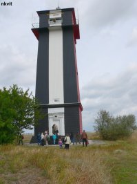Вставлю свои 5 копеек :)Мое посещение маяков Днепро-Бугского лимана. Красота, конечно, уступает утилитарности. Но работают уже больше 100 лет. Лампы практически не используют, только как аварийный вариант. На первых 2-х еще есть маячники, а третий (с черными полосами) работает полностью в автоматическом режиме, смотритель приезжает 1 раз в неделю на осмотр