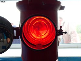 Вставлю свои 5 копеек :)Мое посещение маяков Днепро-Бугского лимана. Красота, конечно, уступает утилитарности. Но работают уже больше 100 лет. Лампы практически не используют, только как аварийный вариант. На первых 2-х еще есть маячники, а третий (с черными полосами) работает полностью в автоматическом режиме, смотритель приезжает 1 раз в неделю на осмотр