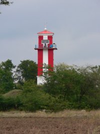 Вставлю свои 5 копеек :)Мое посещение маяков Днепро-Бугского лимана. Красота, конечно, уступает утилитарности. Но работают уже больше 100 лет. Лампы практически не используют, только как аварийный вариант. На первых 2-х еще есть маячники, а третий (с черными полосами) работает полностью в автоматическом режиме, смотритель приезжает 1 раз в неделю на осмотр