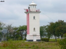 Вставлю свои 5 копеек :)Мое посещение маяков Днепро-Бугского лимана. Красота, конечно, уступает утилитарности. Но работают уже больше 100 лет. Лампы практически не используют, только как аварийный вариант. На первых 2-х еще есть маячники, а третий (с черными полосами) работает полностью в автоматическом режиме, смотритель приезжает 1 раз в неделю на осмотр