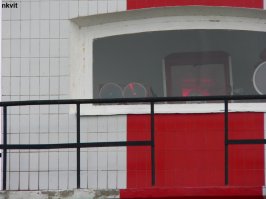 Вставлю свои 5 копеек :)Мое посещение маяков Днепро-Бугского лимана. Красота, конечно, уступает утилитарности. Но работают уже больше 100 лет. Лампы практически не используют, только как аварийный вариант. На первых 2-х еще есть маячники, а третий (с черными полосами) работает полностью в автоматическом режиме, смотритель приезжает 1 раз в неделю на осмотр