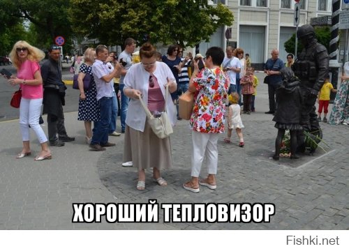В Симферополе уже третий день сохраняется очередь возле памятника "Вежливым людям"