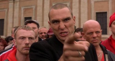 Вспомнился фильм Евротур и английские футбольные хулиганы, они в фильме кстати французов гоняли.