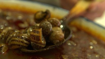 Я по-французски с чесноком и маслом не очень жалую, только и вкуса, что масло и чеснок. Мне нравится, как их в Испании готовят, в Андалусии и Мурсии: в бульоне с травками.