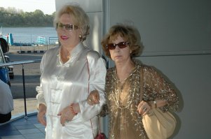 А что ж этих красоток забыли?