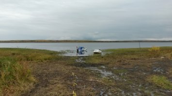 Вот это озеро между Колвой и Печорой, которое якобы образовалось от взрыва. Глубина его 1.5 метра. Настоящий взрыв на самом деле был совершен в 10-15 км. северо-западнее от него.Туда можно от озера дойти пешком по старой узкоколейке( вернее то что от неё осталось). Да и там нет озера.