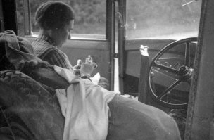 Пробки смотрит.