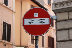 Я подобное видел. 1-й знак в Риме, 2-й в Неаполе.