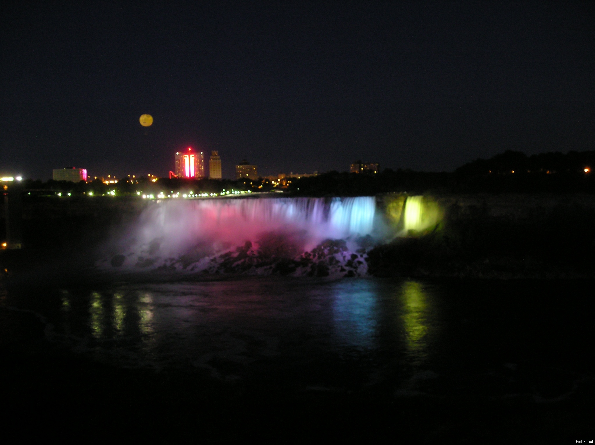 Ну и напоследок ночной водопад. Его разноцветными прожекторами разукрашивают.

Прошу прощения за качество фоток и за заваленый горизонт. Не профессионал я, к сожалению.