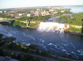 Вид на водопад со Skylon Tower (первая - вид на американскую часть, вторая - вид на канадскую, третья - вечерний вид на канадскую и последняя - с той-же Skylon вид на заходящее солнце)