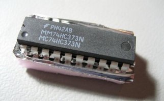 Интересно, автор этого материала проверял, что это за микросхема?
Если лень гуглить, это обычная цифровая логика, во всем мире под разными маркировками выпускается тоннами. Например, советский аналог КР1564ИР22. Никак она ракету назад не повернет. Плохо у автора с электроникой.