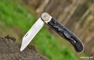 А вот и разновидность игры в ножечки.....