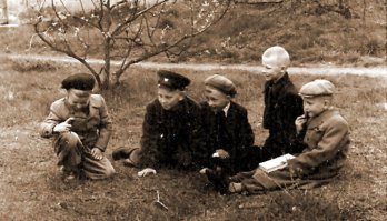 А вот и разновидность игры в ножечки.....