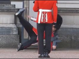 месть мишек! 
ибо нефик, такие шапки "bearskin" носить