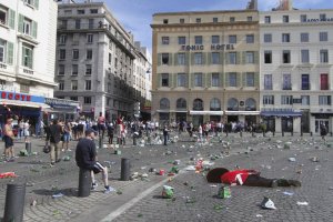 Гвардеец в обмороке стал новым объектом насмешек для фотошоп-умельцев