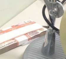 Ну да, как бы совершенно случайно пачка лежит на пластиковой подставке, к которой подключен толстый чёрный кабель :)
