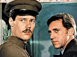 18 хорошеньких девушек, строящих страшные рожи перед фотокамерой