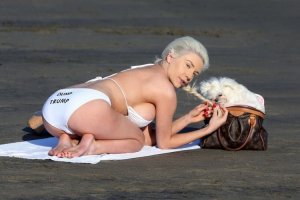 Лучше бы она не оборачивалась О___о Страшна как атомная война. И да, Трампу на неё хер класть ибо его знает весь мир, а эту силиконовую дырку никто.