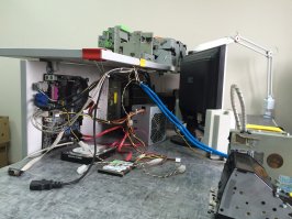 Рабочее место. Два монитора, на большом мониторе два компьютера с быстрым переключением, основной для документации и серфинга в интернете и второй для ремонта. На основном компьютере два монитора