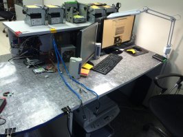 Рабочее место. Два монитора, на большом мониторе два компьютера с быстрым переключением, основной для документации и серфинга в интернете и второй для ремонта. На основном компьютере два монитора