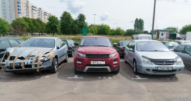 В Минске москвичка на Range Rover покусала инспекторов, пыталась съесть протокол