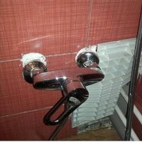У меня во время ремонта в ванной на стену с точно таким же кафелем (или очень похожим) жопорукие сантехники примерно так же уродливо повесили смеситель.
Всё дело, сука, в кафеле!
