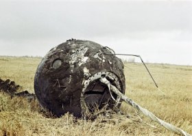 Потому-что не проходил плотные слои атмосферы :)
Капсула, которая входит из космоса в атмосферу земли на скорости 7-8 км/сек, торозиться об атмосферу до 2-3 км/сек. Но, при этом сильно обгорает, как эта: