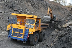 Если собрался булыжники возить, то вот такой брать нужно. И влезет дофига и кузов хрен пробьешь.