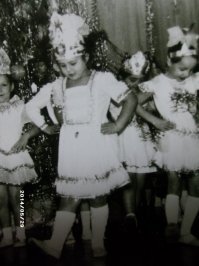 1 годика два -три, 
2 годика четыре - пять, с мамой
3 лет шесть, детский сад
с 1987 по 1990гг.