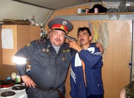 Некоторые идут против мозгов,игнорируя запрещающие знаки.Ну,для них есть премия Дарвина.
А этого мента,надеюсь,уже уволили за подобное обращение с табельным оружием.