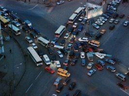 Тюмень, объездная дорога. Кому то поставили задачу создать максимально больше трудностей. Сначала они стёрли всю разметку. Но народ не повёлся и хаос не возник. Так как многие интуитивно понимают полосу движения. Но как же создать аварийную обстановку на ровном участке дороги?!! Они нашли гениальный выход! - Начни заплетать косичку из полос движения! Все! Теперь нет спокойной жизни и прямого движения! Водители разгадывают шахматы - Закончится эта полоса в кювете или резко подрезав две другие упрётся в отбойник с лева!?? 
Перекрёсток, светофор. Крайняя правая полоса предназначена для поворота на право и по привычке ни кто в неё не встаёт.... НО ни кто теперь не знает! Что это единственная полоса которая не вильнёт в отбойник или тупо не исчезнет после перекрёстка!