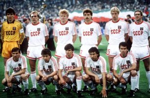 Не знаю, может это никак не связано, но есть кое-какие догадки. Вы обратили внимание на слова комментатора, что игроки нынешней сборной России представляют исключительно чемпионат России? Раньше какие-никакие легионеры в иностранных клубах и чемпионатах были - Добровольский, Канчельскис, Юран, Карпин, Мостовой, Аленичев, Аршавин (не всегда же его шапками закидывали), Павлюченко - мазила :), Погребняк... Да, они не всегда выступали хорошо за сборную - что есть, то есть. Однако, я веду свою мысль к другому. Может быть в чемпионате России скорости на порядок ниже, чем в ведущих чемпионатах Европы, может в этом дело? Пешком ходят, смотреть муторно. И ещё, никто не хочет брать инициативу на себя. На мой взгляд, беда в том, что порушили детско-юношеские футбольные школы, никто не толком не занимается подготовкой молодых кадров - всем нужен сразу готовый продукт. А сколько денег вбухивают в нынешних "звёзд" российских клубов? Результат вы видели сами. Только посмотрите, сколько молодых талантливых ребят выходит из школ знаменитых зарубежных клубов. Может стоит уже задуматься над этим моментом? А Мутко вообще гнать поганой метлой от кормушки - прихвостень и подпевала прозападный.
Пардон за много букв - наболело, надоело смотреть "деревянный" футбол. Надеюсь, хоть с Уэльсом что-то покажут, хотя верится с трудом. 
Только и остаётся, что вспоминать финал ЧЕ-1988 (фото). Закончу словами из песни Высоцкого: "А футболисты - до лучших дней...".