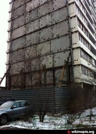 Рублевское шоссе. с 1997 у них отваливается наружняя стена. стояк отселили, а в остальном доме люди живут.