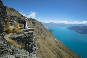 Красивая страна....но провинциальная....у меня там дочь живет
нас с женой  зовет....
Это фото с ее свадьбы....озеро Вакатипу в Квинстауне
я там тоже был.....красотища не передать...а главное растительность почти такая же как в средней полосе России
Там к стате сейчас зима
