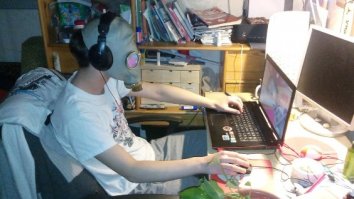 современные дети играют с противогазом вот так